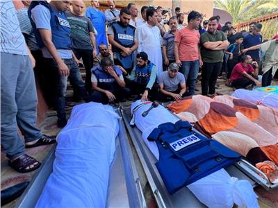 وداع حزين في تشييع جثامين مراسل تلفزيون فلسطين و8 من عائلته في غزة| صور   
