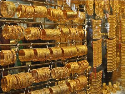 الذهب خطوة للخلف| انخفاض الأسعار بعد تثبيت «الفائدة».. وتوقعات باستمرار التراجع