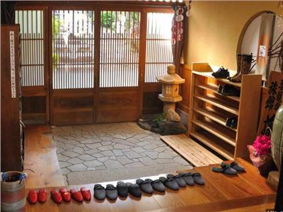حكايات| خلع الأحذية في اليابان.. ثقافة تعود إلى حوالي 2000 عام