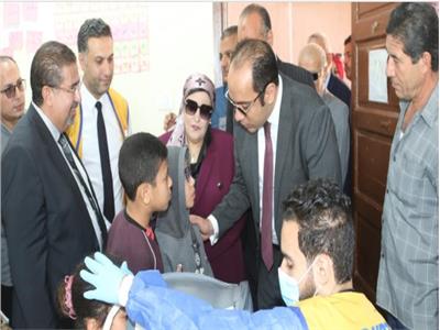 14 قافلة طبية تجوب مدارس أشمون ومنوف لإجراء الفحوصات الطبية للعيون