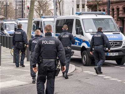 رجلان مسلحان يتحصنان بإحدى المدارس بألمانيا