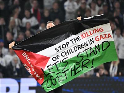 فيديو| مشجع يقتحم مباراة مانشستر يونايتد وكوبنهاجن حاملا علم فلسطين