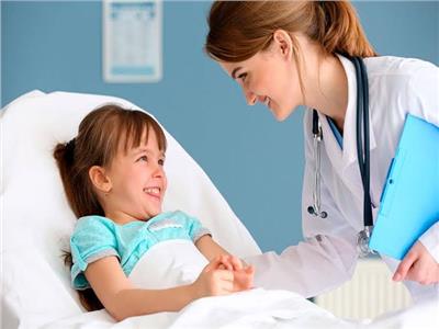قبل تقديم الدواء.. طبيب يكشف أهم الطرق العلاجية لطفلك
