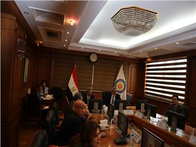 وزير التعليم العالي يناقش تحديات البحث العلمي والنشر بالجامعات المصرية