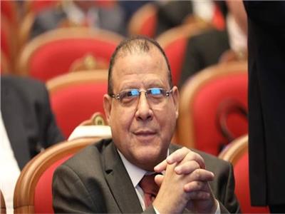 تتضمن 6 مطالب.. رئيس حملة السيسي يتسلم وثيقة عمال مصر 
