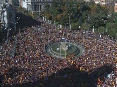 الآلاف يتظاهرون في مدريد احتجاجا على صفقة العفو عن الانفصاليين الكتالونيين