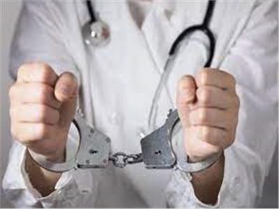 اليوم| إعادة محاكمة طبيب متهم بالاتجار في البشر