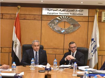 وزير العمل يلتقي قيادات الاتحاد المصري للغرف السياحية