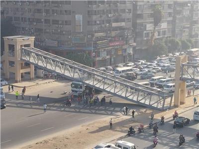 التفاصيل الكاملة لحادث سقوط كوبري مشاة بشارع أحمد عرابي| فيديو صور