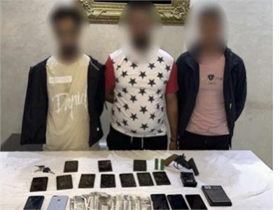 ضبط 5 مسجلين خطر بحوزتهم 7 كيلو مخدرات وأسلحة بالقاهرة| صور 