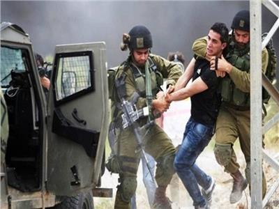 الاحتلال الإسرائيلي يعتقل 20 فلسطينيًا من مناطق الضفة الغربية