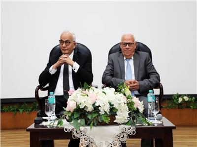 وزير التعليم ومحافظ بورسعيد يعقدان اجتماعا مع القيادات التعليمية لمتابعة سير العملية 