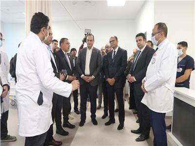 وزير الصحة الليبي ورئيس هيئة الرعاية الصحية رفقه نائب محافظ السويس لتفقد المجمع الطبي 
