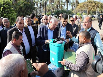 وزير الزراعة يسلم مزارعي الاسكندرية معدات وآلات زراعية ومشروعات صغيرة  