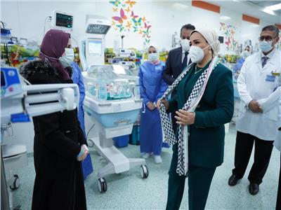 السيدة انتصار السيسي تزور أطفال فلسطينيين يعالجون في العاصمة الإدارية الجديدة