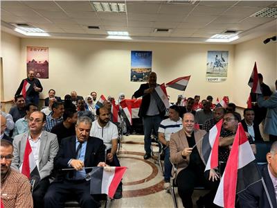 المصريون في لوس انجلوس يتوافدون على مقر البعثة الدبلوماسية للمشاركة في الانتخابات الرئاسية 