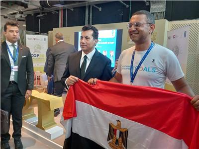 من مصر إلى دبي بالموتوسيكل.. علي عبده يكشف كواليس سفره لمؤتمر المناخ| فيديو
