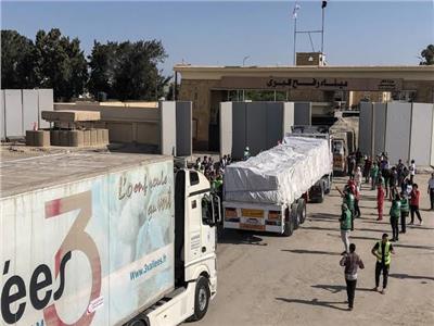 الهلال الأحمر الفلسطيني يعلن دخول 100 شاحنة مساعدات إلى غزة من مصر