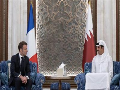 أمير قطر يعلن إجراء مباحثات مع ماكرون في إطار جهود وقف إطلاق النار بغزة