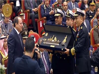 الرئيس السيسي يتسلم درع الفرقاطة المصرية الجديدة «الجبار»