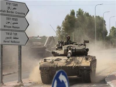 دبابات إسرائيلية تغلق طريق صلاح الدين الواصل بين شمال قطاع غزة وجنوبه بالكامل
