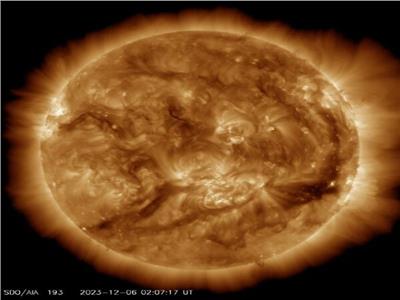 أرسل تيارًا هائلًا من الجسيمات إلى الأرض.. ثقب عملاق في الشمس يثير حيرة العلماء