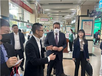 خلال زيارته لـ«الصين».. وزير الصحة يزور مستشفى «شن جن» للاطلاع على تجربة «المستشفيات الذكية»