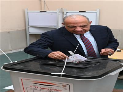 وزير قطاع الأعمال العام يدلي بصوته في الانتخابات الرئاسية بمدينة نصر 