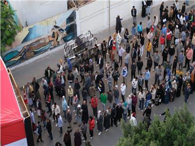 إقبال كبير من المواطنين أمام لجان مدرسة طلعت حرب بالكيت كات
