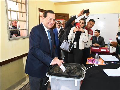 وزير البترول خلال الإدلاء بصوته: مصر تشهد يوماً مهماً فى حياتها السياسية 