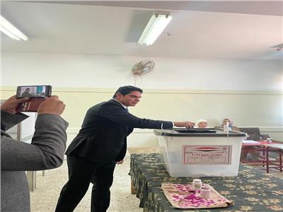 أحمد أبو هشيمة يدلي بصوته في مدرسة هدى شعراوي بالتجمع الأول 
