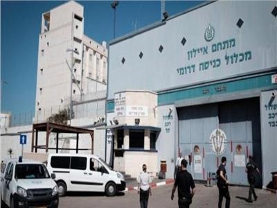 هيئة الأسرى الفلسطينية: جرائم طبية بحق الأسرى المصابين في عيادة «سجن الرملة»