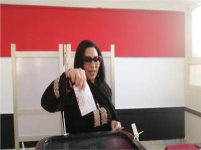 زينة منصور تدلي بصوتها في الانتخابات الرئاسية
