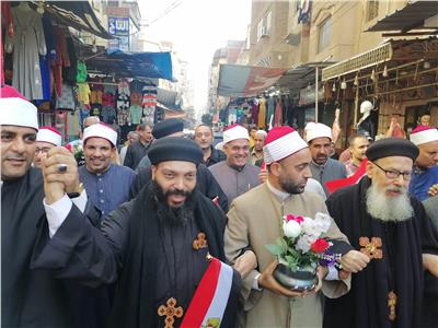 مسيرة حاشدة لرجال الدين الإسلامي والقبطي في شوارع كفرالزيات بالغربية | صور