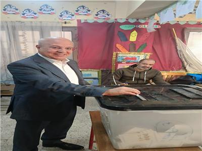 ممثل عمال مصر بالشيوخ يدلي بصوته في انتخابات الرئاسة‎