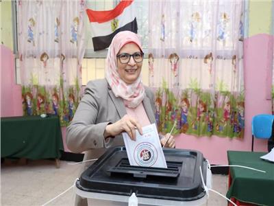 رئيس هيئة التنمية الصناعية تدلي بصوتها في الانتخابات الرئاسية بالقاهرة الجديدة