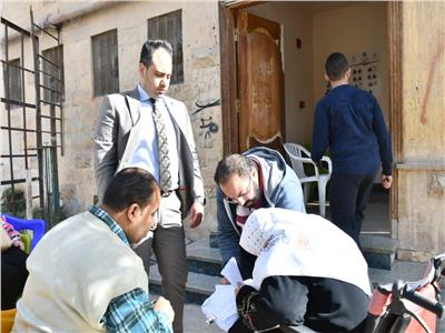 لفتة إنسانية.. رئيس لجنة بالقاهرة يتوجه لـ «مريضة» للإدلاء بصوتها| صور
