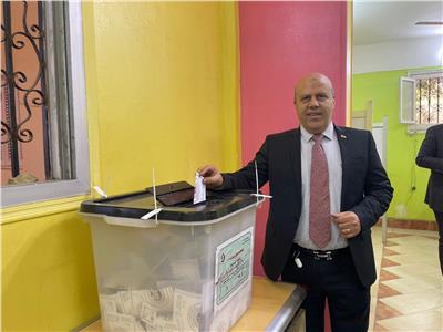 السكرتير العام المساعد لمحافظة الإسماعيلية يُدلي بصوته في الانتخابات الرئاسية   