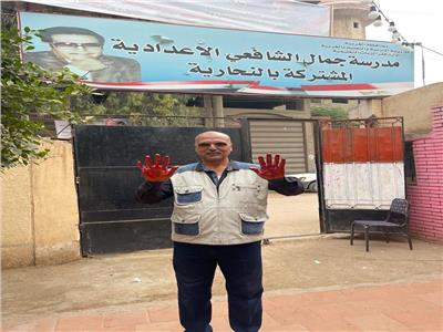 مواطن بالغربية يغرق يده في الحبر الفسفوري حبا في مصر| فيديو