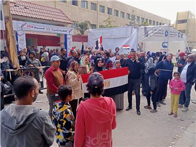 المواطنون في الإسكندرية حرصوا على الإدلاء بأصواتهم رغم سوء الطقس