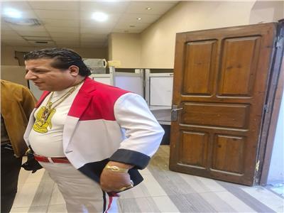 مرتديًا بدلة بعلم مصر خميس شعبان عبدالرحيم يدلي بصوته في الانتخابات الرئاسية