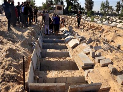 «دموع في كل مفرق».. ساحات الشوارع تحتضن شهداء غزة بعد اكتظاظ المقابر 