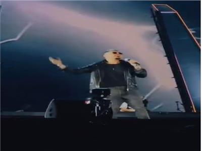 عمرو دياب يشعل حماس جمهور الرياض بأغنية «حبيبي ولا على باله»