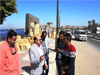 محافظ أسوان يتفقد أعمال مشروع «ممشى أهل مصر» وميدان العقاد 