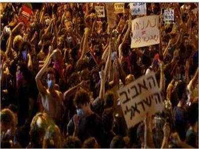 عائلات الأسرى تتظاهر أمام وزارة الدفاع الإسرائيلية للمطالبة بتحرير أبنائهم