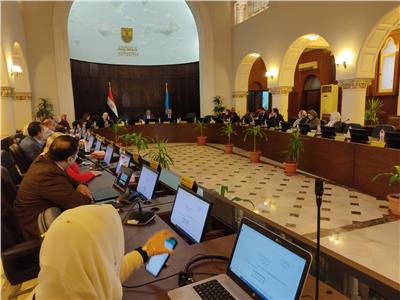 مناقشة استعدادات جامعة الإسكندرية لانطلاق امتحانات الفصل الدراسي الأول وخطة التحول الرقمي