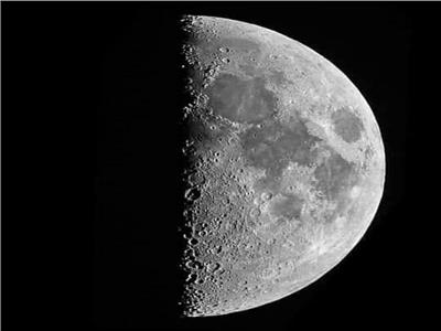 شاهد اليوم.. القمر يُزين السماء في التربيع الأول 