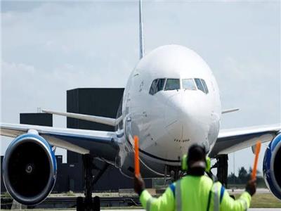 فرنسا تحتجز طائرة تقل 300 هندي على خلفية شبهة «الاتجار بالبشر»