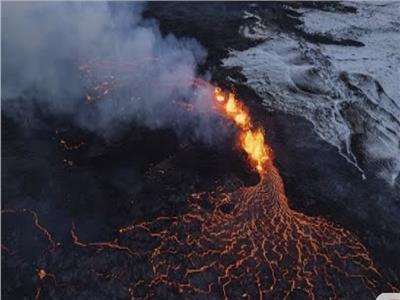 بركان أيسلندا يخمد ثورانه.. وتحذيرات من شقوق جديدة في الأرض