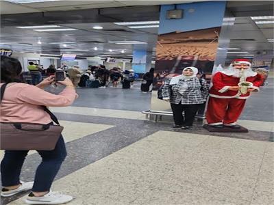 أشجار الكريسماس تستقبل المسافرين في المطارات المصرية